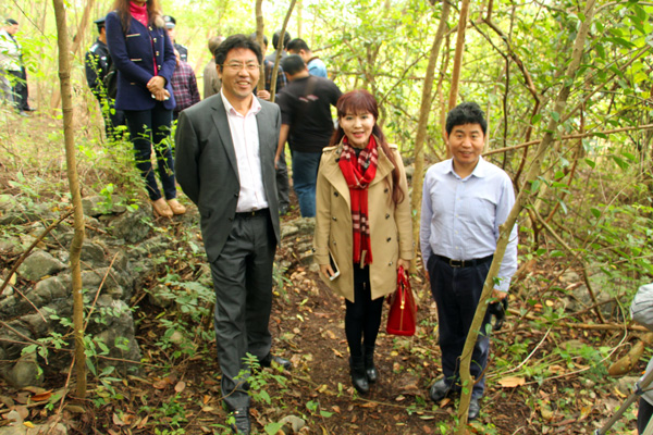 右一：周金星教授，中：张卫董事长